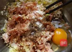 Shepherd's purse and pork dumplings Illustration of how to make stuffing 2