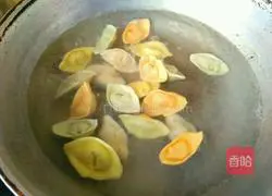 Illustration of how to make colorful wontons 10