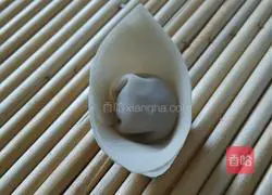 Illustration of how to wrap Yuanbao wontons 1