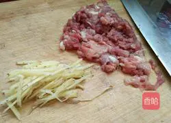 Illustration of how to make shepherd's purse and meat dumpling filling 2