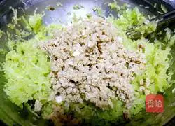 Illustration of how to make lettuce and pork dumplings 11