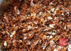 Illustration of how to make steamed stuffed buns with carrot, fungus and egg filling 3