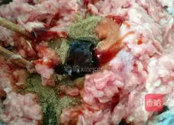 Illustration of how to make pork and cabbage dumplings 5