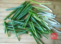Illustration of how to make noodles with scallion oil 2