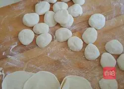 Illustration of how to make dumplings stuffed with meat and three delicacies 5