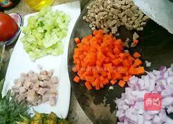 Illustration of how to make pineapple fried rice 1