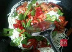 Illustration of how to make couple's set meal (double pepper noodles) 8