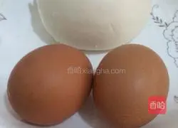 Illustration of how to make egg steamed bun slices 1