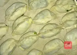 Illustration of how to make shrimp, pork and leek dumplings 3