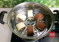 Illustration of how to make milk-flavored two-color steamed buns with a knife 12