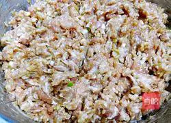 New Year's Eve dinner_Illustration of how to make pork dumplings 7