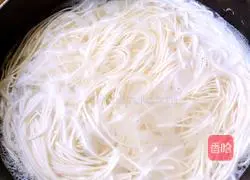 Mixed cherry tomatoes with scrambled eggs Illustration of making noodles 11