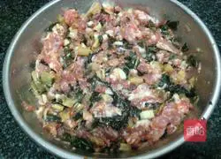 Illustration of how to make steamed meatloaf with dried vegetables 3