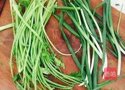 Illustration of how to make celery noodles 1