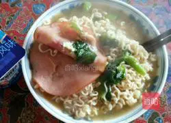 Illustration of how to make spicy fried noodles with chicken flavor instant noodles 4