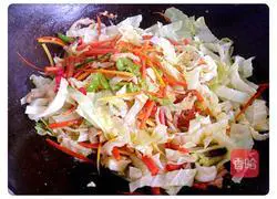 Illustration of how to make fried noodles with cabbage and shredded pork 7