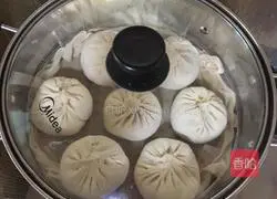 Illustration of how to make beef and green onion buns 11