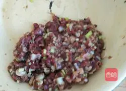 Illustration of how to make beef crispy cakes 2