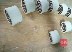 Illustration of how to cut steamed buns with two-color knife 6