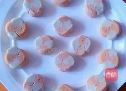 Illustration of how to make carrot and two-color flower steamed buns 1