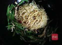 Illustration of how to make fried beans and noodles 11