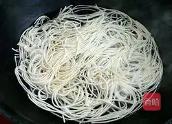 Illustration of how to make Zhixiang mung bean sprout noodles 3