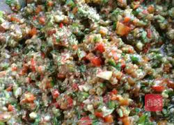 Illustration of how to make celery and pepper pork dumplings 4