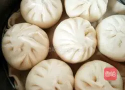 Illustration of how to make three fresh stuffed buns 14