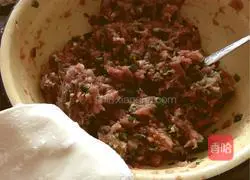 Illustration of how to make fresh meat wontons 3