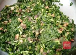 Illustration of how to make mushroom, shrimp, rice, leek and meat dumplings 6