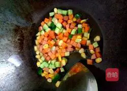 Illustration of how to make colorful golden fried rice 3