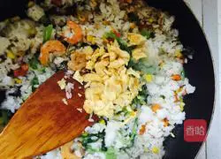 Illustration of how to make shrimp and egg fried rice 9