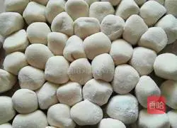 Illustration of how to make pork and leek dumplings 10