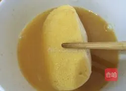 Illustration of how to make egg steamed bun slices 7