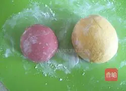 Illustration of how to make two-color rugby steamed buns 1