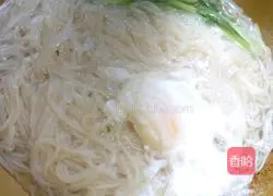 Illustration of how to make hot and sour noodles 4