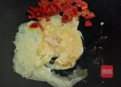 Illustration of how to make fried rice with cherry tomatoes, mixed vegetables and eggs 6