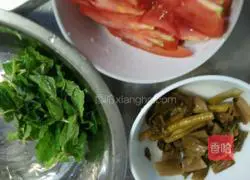 Illustration of how to make tomato, sauerkraut and egg soup noodles 2