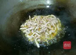 Illustration of how to make fried rice with shredded pork and two peppers 11