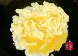 Illustration of how to make fried rice noodles with chives and bean sprouts 8