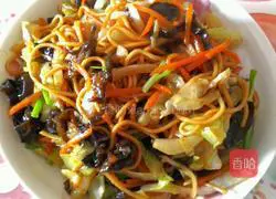 Illustration of how to make fried noodles with three shreds of vegetables 6