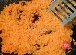 Illustration of how to make dumplings stuffed with carrots and fungus 7