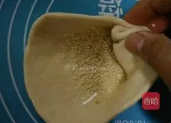 Illustration of how to make hollow sesame cake 10