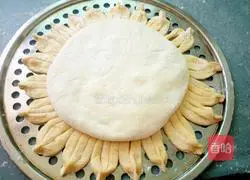 Illustration of how to make sunflower buns 16