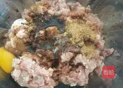 Illustration of how to make celery stuffed dumplings 9