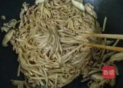 Illustration of how to make fried mushroom noodles 7