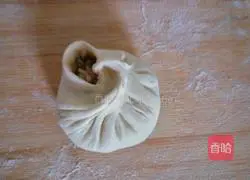 Illustration of how to make steamed buns stuffed with pork and green onions 14