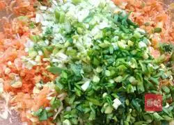 Illustration of how to make steamed stuffed buns with carrot and egg stuffing 6