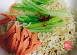 Illustration of how to make asparagus noodles 6