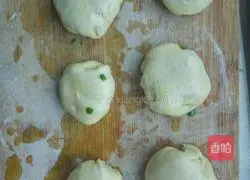 Illustration of how to make scallion pancake 9